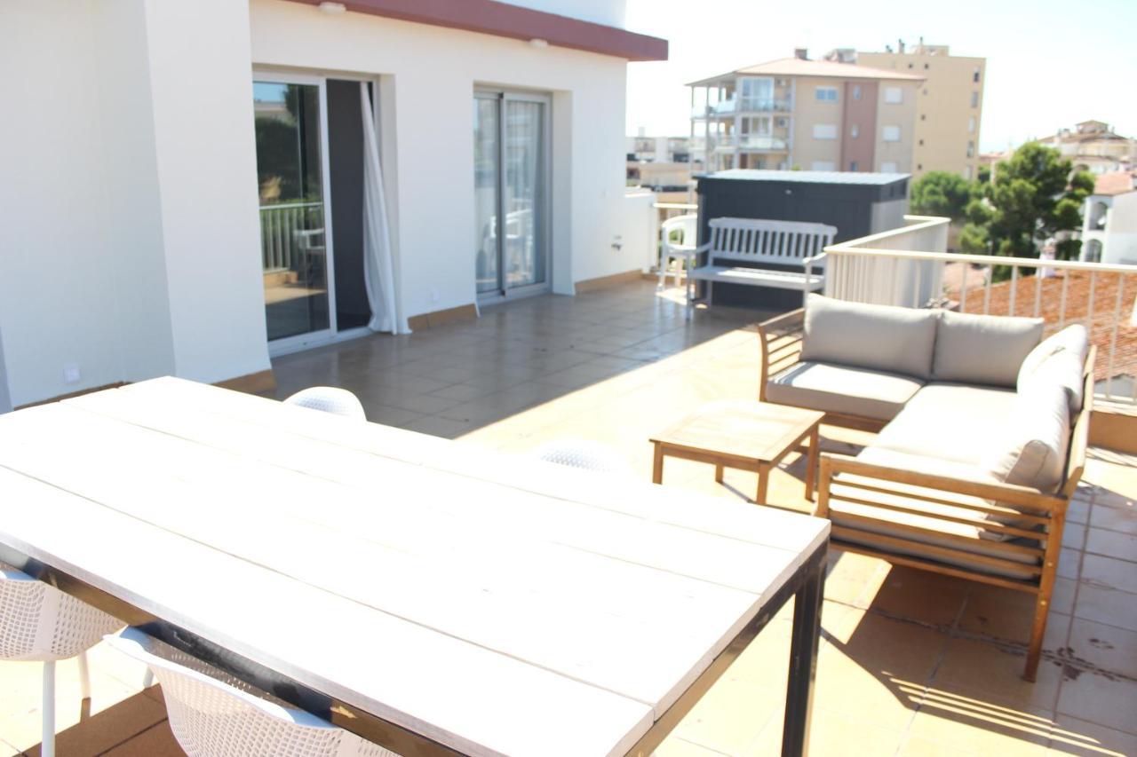 Beautiful Loft, Huge Sunny Terrace, View Over The Beach And Sea Roses Ngoại thất bức ảnh