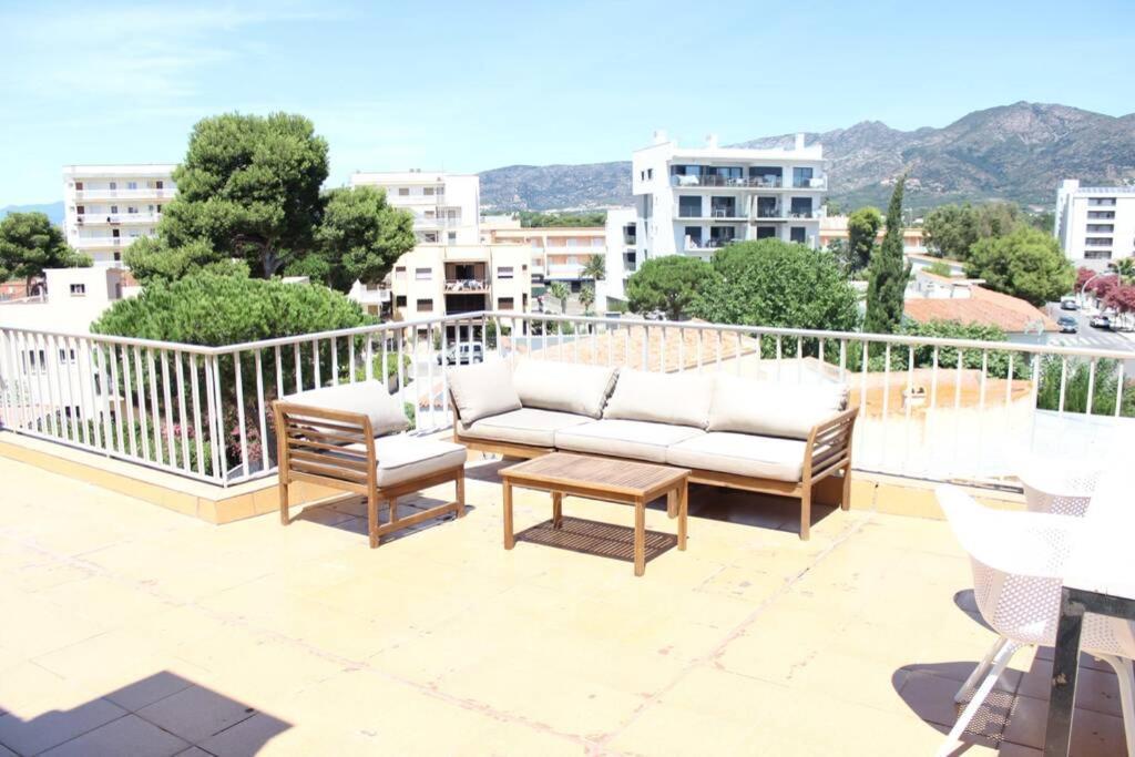 Beautiful Loft, Huge Sunny Terrace, View Over The Beach And Sea Roses Ngoại thất bức ảnh