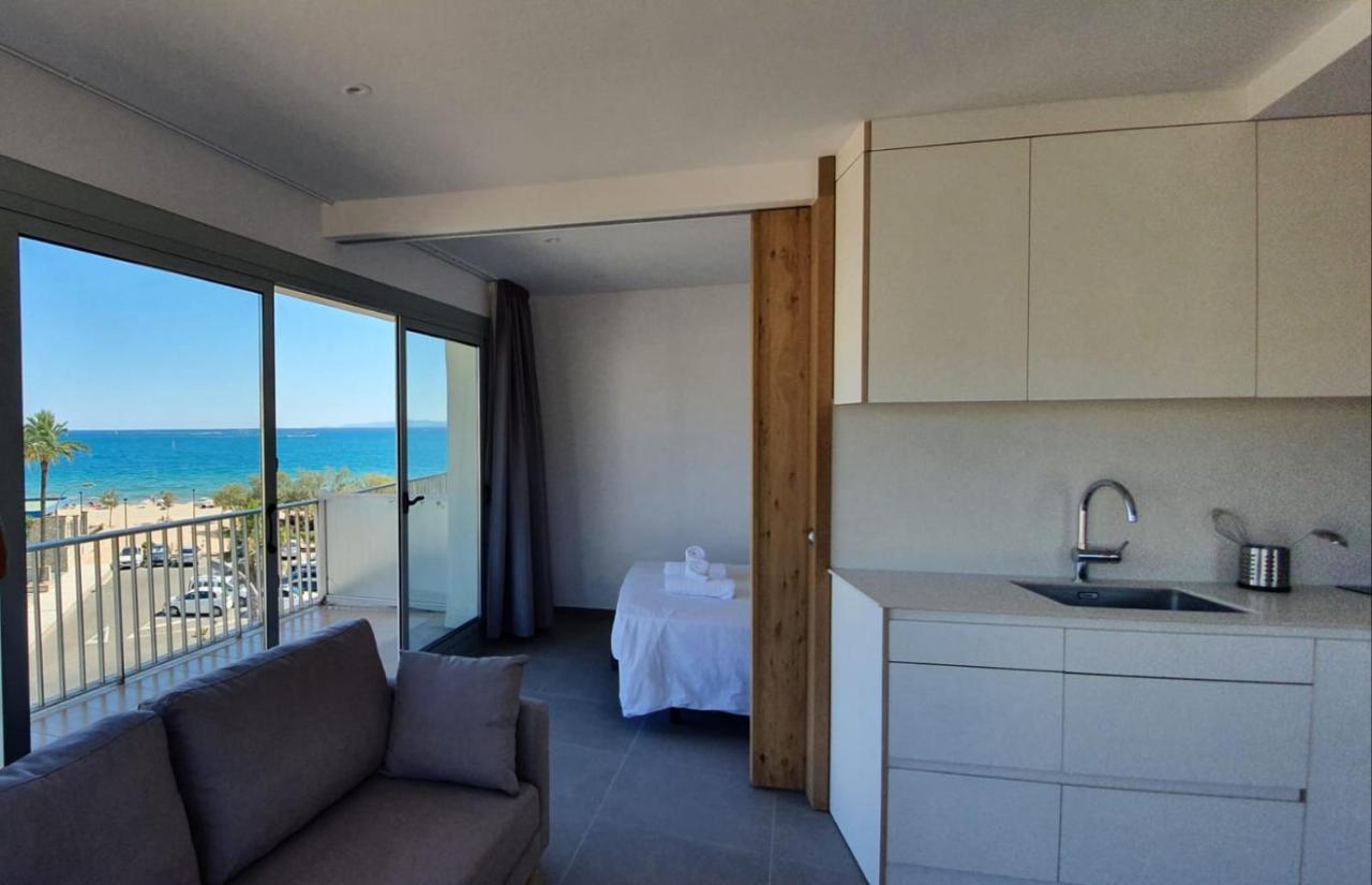Beautiful Loft, Huge Sunny Terrace, View Over The Beach And Sea Roses Ngoại thất bức ảnh